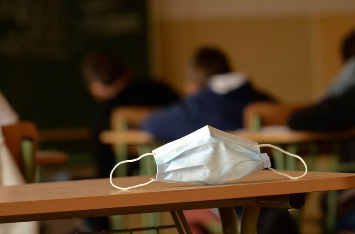 mascherina sul banco di scuola